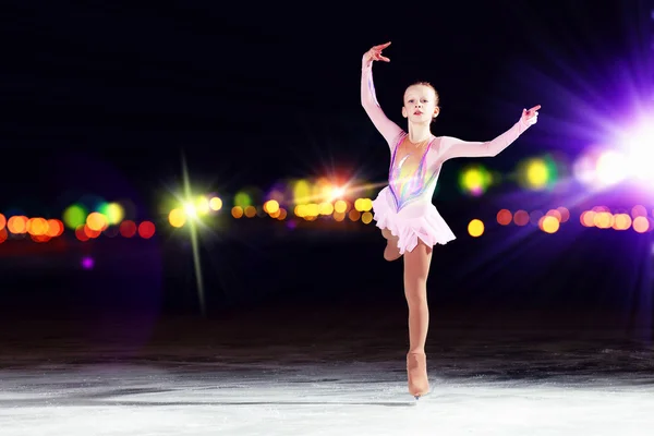 Küçük kız Artistik buz pateni — Stok fotoğraf
