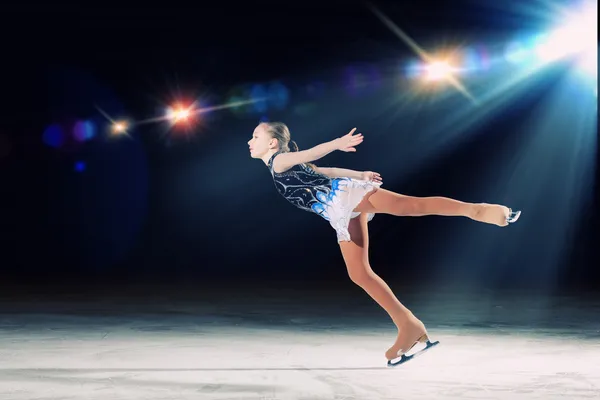 Niña patinaje artístico —  Fotos de Stock