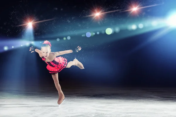 小さな女の子のフィギュア スケート — ストック写真