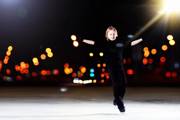 Jeune garçon patinage artistique — Photo