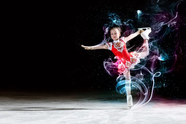 Kleines Mädchen im Eiskunstlauf — Stockfoto