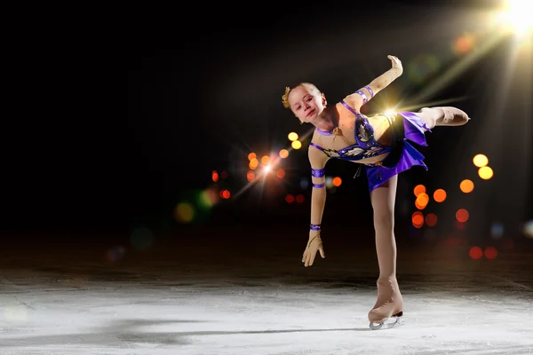 Menina figura patinação — Fotografia de Stock