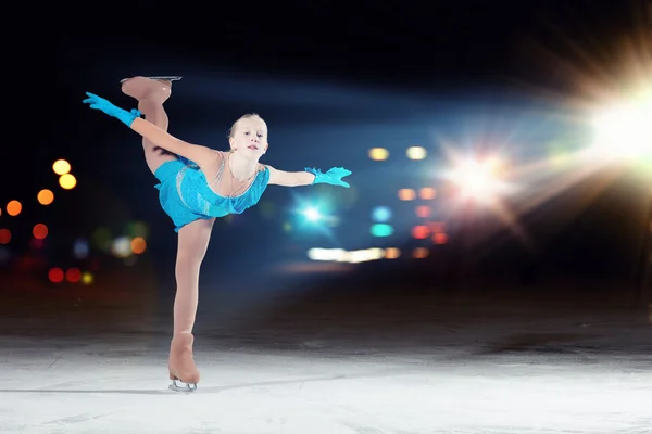 Kleines Mädchen im Eiskunstlauf — Stockfoto