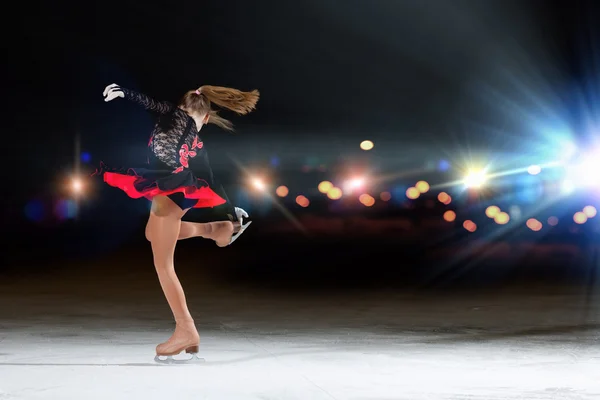 Little girl figure skating — Stock Photo, Image