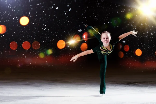 Niña patinaje artístico —  Fotos de Stock