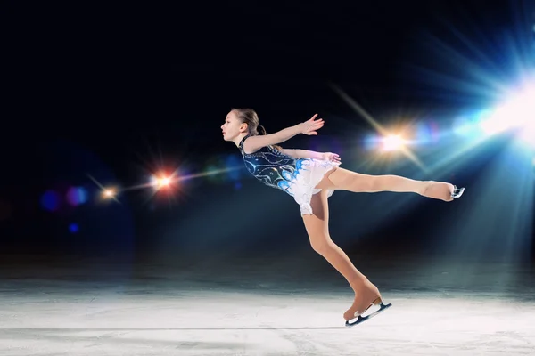 Kleines Mädchen im Eiskunstlauf — Stockfoto
