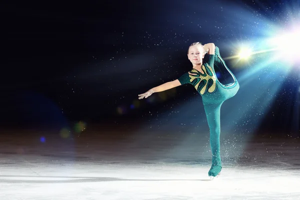 Little girl figure skating — Stock Photo, Image