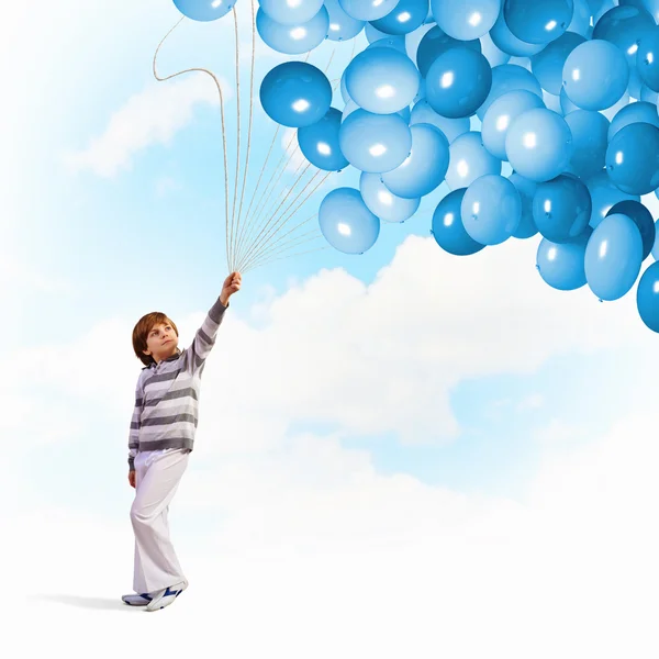 Süßer Junge mit Luftballons — Stockfoto
