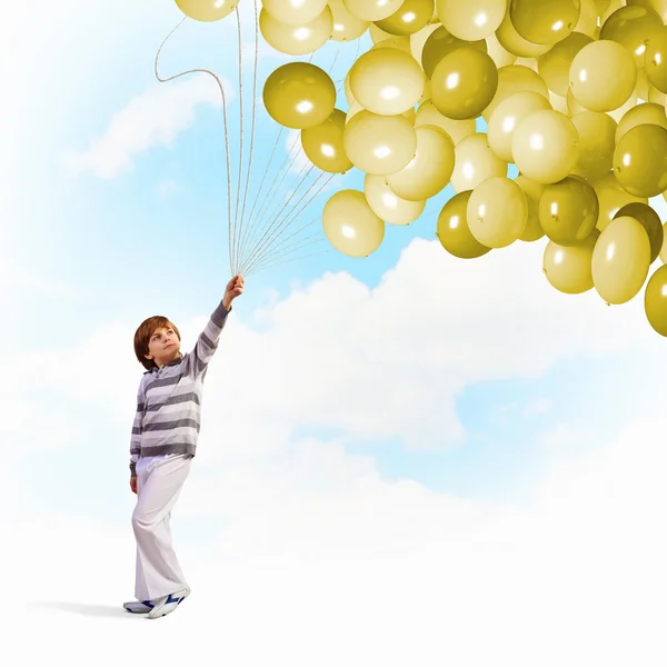 Милый мальчик с воздушными шарами — стоковое фото