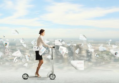 iş kadını bir scooter sürme