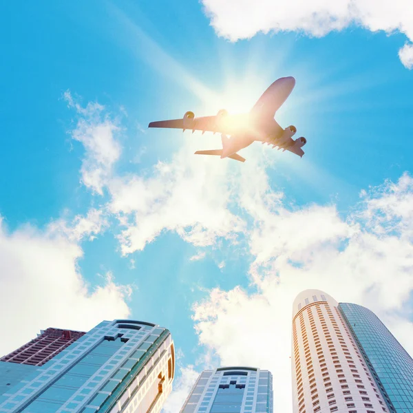 Vliegtuig boven stad — Stockfoto