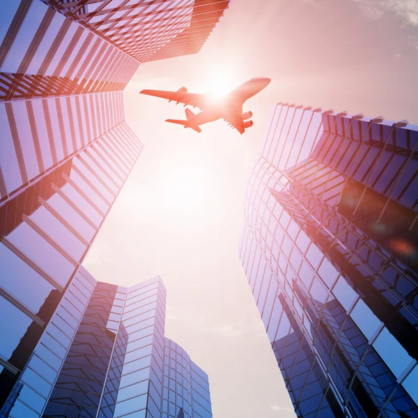 Avión sobre ciudad —  Fotos de Stock