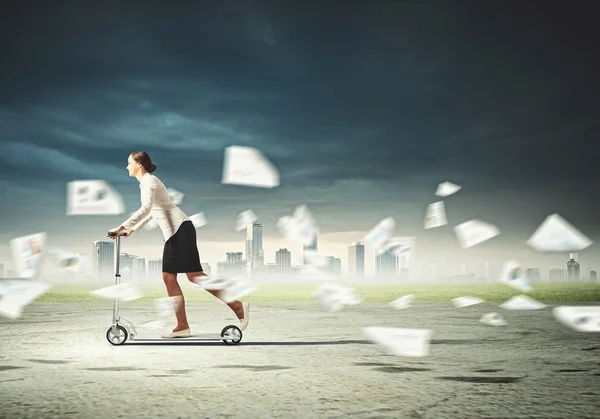 Businesswoman riding a scooter — Stock Photo, Image