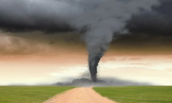 Tornado i äng — Stockfoto