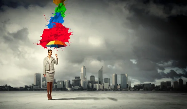 Jovem empresária segurando um guarda-chuva — Fotografia de Stock