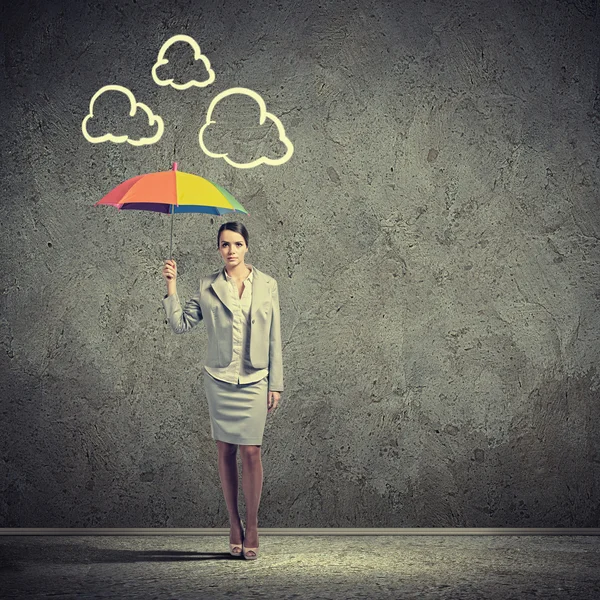 Молодая деловая женщина с зонтиком — стоковое фото