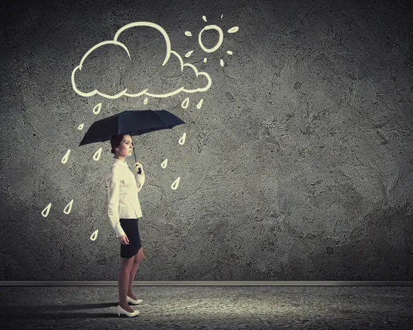 Junge Geschäftsfrau mit Regenschirm — Stockfoto