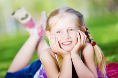 Parktaki küçük kız.