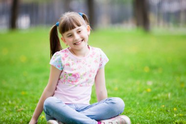 Parktaki küçük kız.