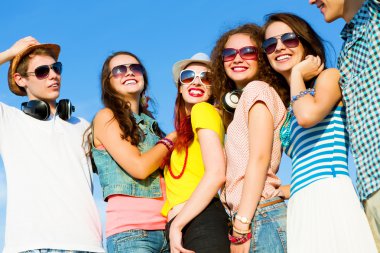 bir grup genç insan