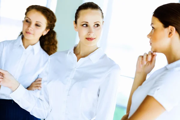 Mujeres en la presentación — Foto de Stock