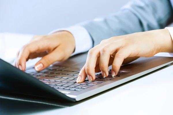 Geschäftsfrau bei der Arbeit — Stockfoto