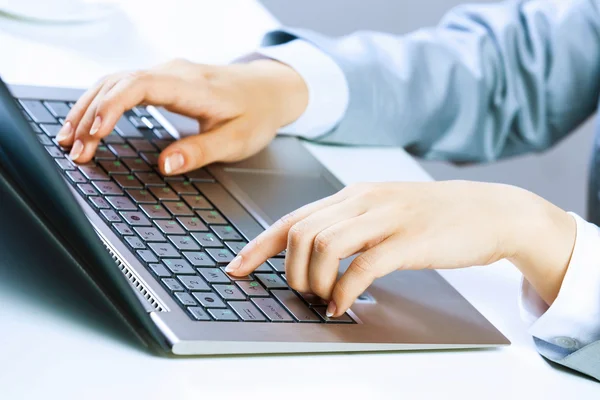 Zakenvrouw op het werk — Stockfoto