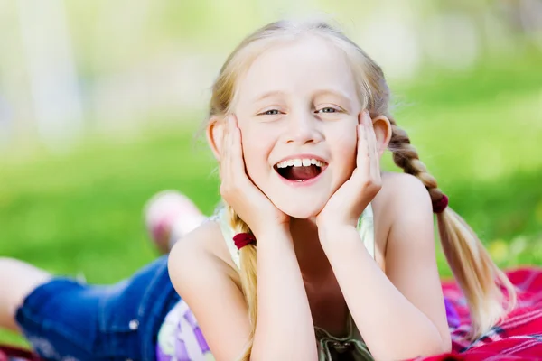 Menina no parque — Fotografia de Stock