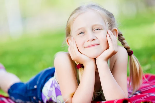 Kleines Mädchen im Park — Stockfoto