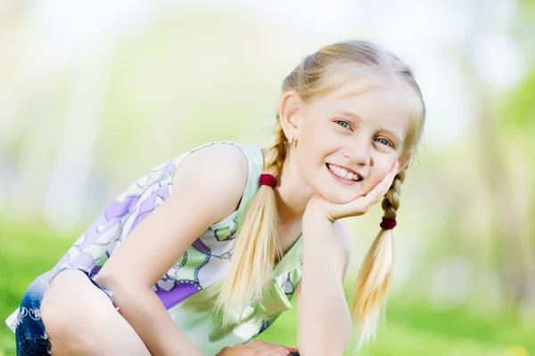 Little girl in park — Stock Photo, Image