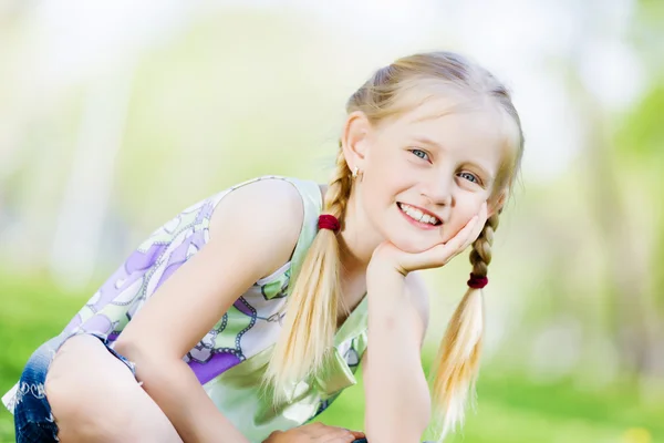 Petite fille dans le parc — Photo