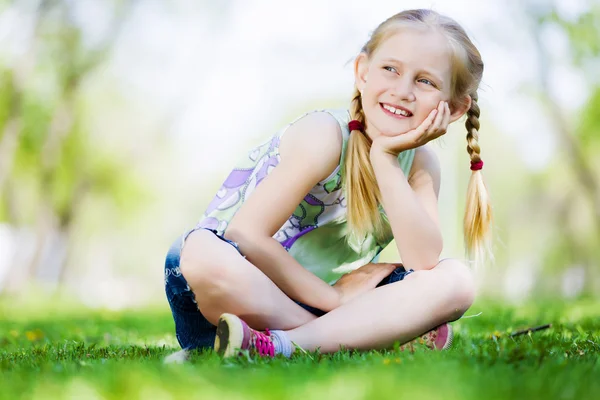 Petite fille dans le parc — Photo