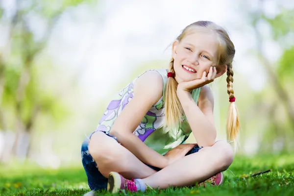 Kleines Mädchen im Park — Stockfoto