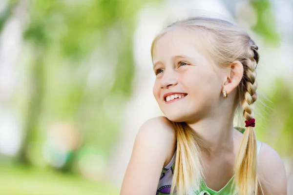 Little girl in park — Stock Photo, Image