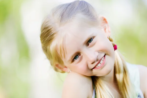 Kleines Mädchen im Park — Stockfoto