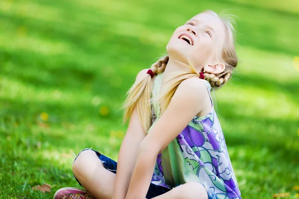 Little girl in park — Stock Photo, Image