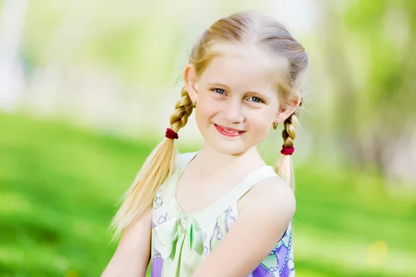 Little girl in park — Stock Photo, Image