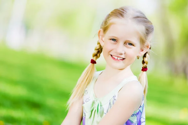 Niña en el parque —  Fotos de Stock