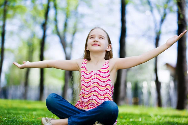 Little girl in park — Stock Photo, Image