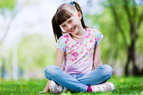 Kleines Mädchen im Park — Stockfoto