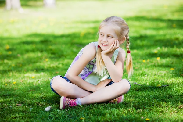 Little girl in park — Stock Photo, Image