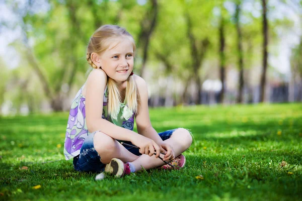 Κοριτσάκι στο πάρκο — Φωτογραφία Αρχείου