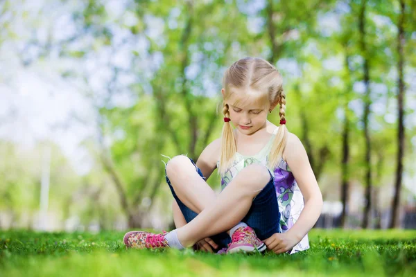 Kleines Mädchen im Park — Stockfoto