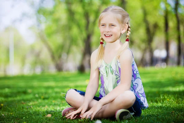 Little girl in park — Stock Photo, Image