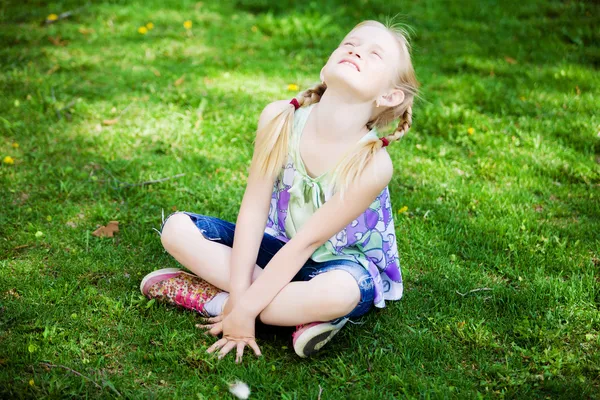 Little girl in park — Stock Photo, Image