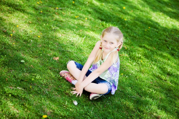 Bambina nel parco — Foto Stock