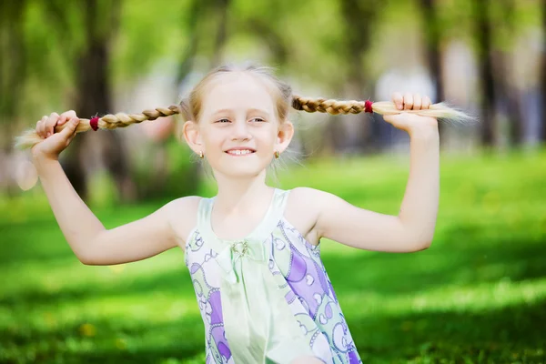 Liten flicka i parken — Stockfoto