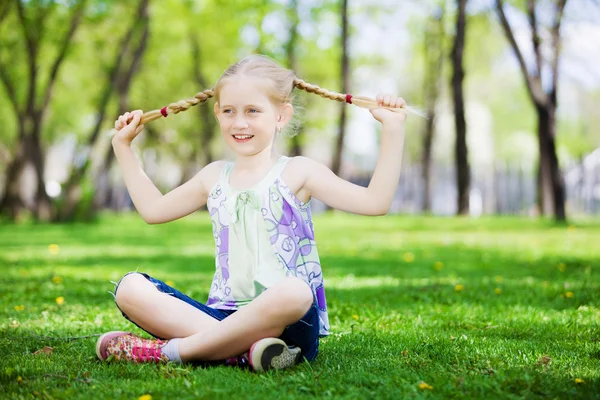 Liten flicka i parken — Stockfoto