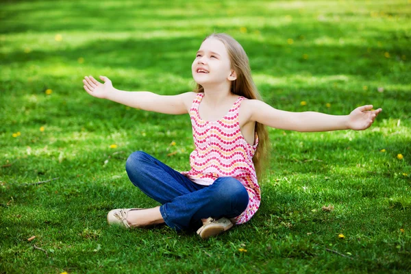 Kleines Mädchen im Park — Stockfoto