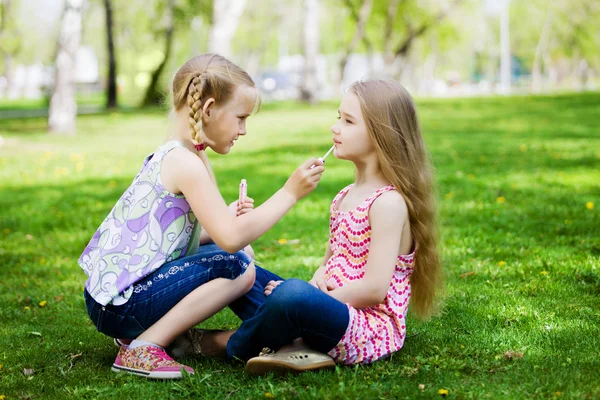 Kleine Mädchen im Park — Stockfoto